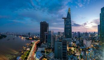 ho chi minh stad, viet naam 5 augustus 2023 nacht Bij wijk 1, antenne visie van de bitexco toren, een van t foto