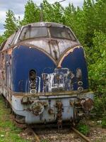 oud roestig trein locomotief foto