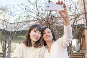 jong vrouw vrienden nemen een selfie gedurende een buitenshuis aperitief foto