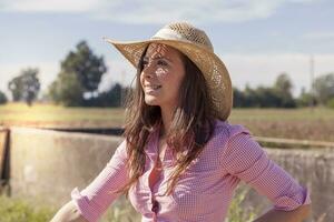 portret van mooi jong vrouw Aan fiets in een land weg foto