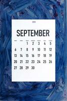 september 2020 gemakkelijk kalender Aan modieus klassiek blauw kleur foto