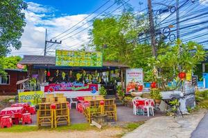 Thais straatvoedselrestaurant in vissersdorp, Koh Samui, Thailand, 2018 foto