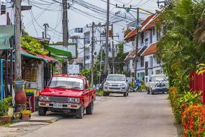 rode vintage auto in vissersdorp, bo phut, koh samui, thailand, 2018 foto