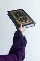 bidden jong moslim vrouw. midden- oostelijk meisje bidden en lezing de heilig koran. moslim vrouw aan het studeren de koran foto