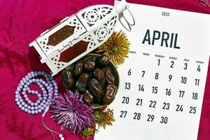 april maandelijks kalender Aan rood foto