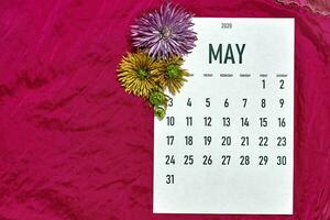 april maandelijks kalender Aan rood foto
