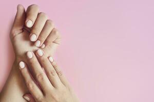 vrouw handen tonen mooi manicure foto