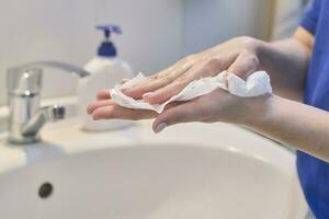 vrouw handen wassen foto