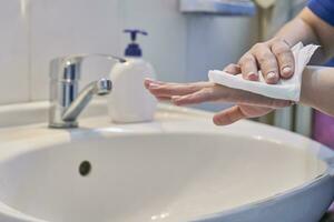 vrouw handen wassen foto