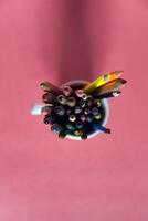 stack van kleurrijk potloden foto