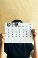 een vrouw Holding gemakkelijk november Bij 2019 kalender foto