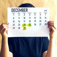 vrouw Holding december kalender met gemarkeerd vakantie foto