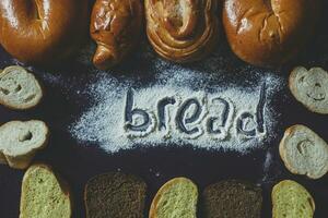 voedsel concept. verschillend type brood. top visie. vrij ruimte voor tekst foto