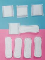 menstruatie- concept. menstruatie- stootkussens voor Dames. foto