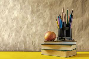 terug naar school- concept. stack van boeken met school- benodigdheden foto