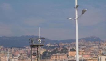 uitzicht op genua italië vanaf de zee foto