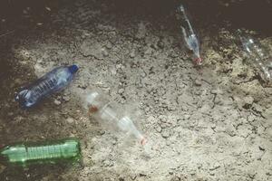 plastic verontreiniging Aan land. afval, afval. natuur en plastic. foto