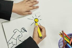 familie therapie. schooljongen tekening familie. schilderij met gekleurde markeerstift foto