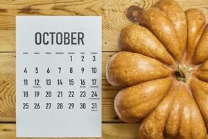 oktober 2020 maandelijks kalender met pompoen Aan hout foto
