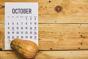 oktober 2020 maandelijks kalender met pompoen Aan hout foto