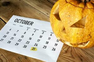 halloween concept. oktober kalender met halloween dag gemarkeerd en pompoen - jack-o'-lantern foto