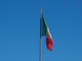 Italiaanse vlag over blauwe hemel foto