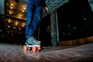 het schaatsen Aan rol baan foto