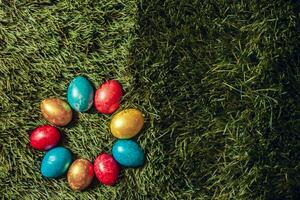 kleurrijk Pasen eieren Aan de gras foto