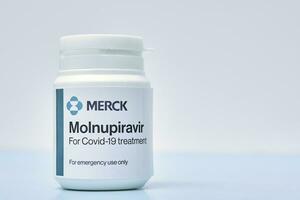 molnupiravir - eerste goedgekeurd mondeling antiviraal pillen tegen covid-19 foto