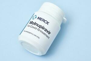 molnupiravir - eerste goedgekeurd mondeling antiviraal pillen tegen covid-19 foto