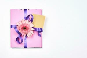 voorjaar giftbox met madeliefje bloemen foto