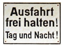 Duitse teken geïsoleerd over wit. verlaat, blijf dag en nacht vrij foto