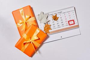 oktober 2021 maandelijks kalender en oranje geschenkdozen foto