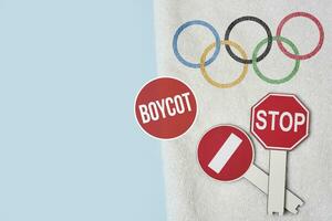 boycotten olympisch spellen - beperkend verkeer zingt en olympisch vlag Aan handdoek foto
