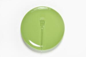 groen bord en plastic vork met lepel foto