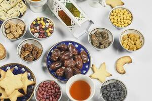 iftar voedingsmiddelen Aan wit tafel. traditioneel midden Oosten lunch met koekjes en snoepgoed foto