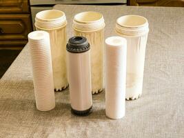 drie schoon water filters. vervangen meertraps water filter inktpatronen. foto