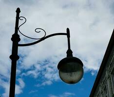 retro lantaarn Aan de achtergrond van de blauw lucht. wijnoogst lantaarn. een straat lantaarn. foto