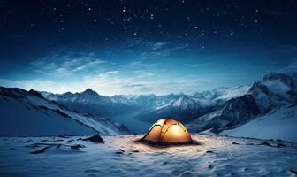 verlichte tent in besneeuwd bergen onder een sterrenhemel lucht. een rustig alpine camping moment vastleggen van de natuur enorm pracht. gemaakt door ai gereedschap foto