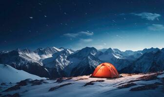 verlichte tent in besneeuwd bergen onder een sterrenhemel lucht. een rustig alpine camping moment vastleggen van de natuur enorm pracht. gemaakt door ai gereedschap foto