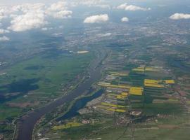 luchtfoto van de rivier de elbe bij hamburg foto