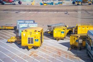 ho chi min, viet naam - 25 juli 2023 top visie van containers lading vrachtauto Aan de grond in de luchthaven foto