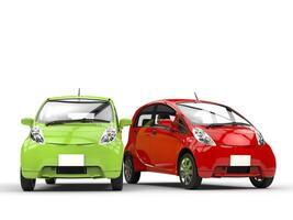 groen en rood klein ecomonic elektrisch auto's kant door kant foto