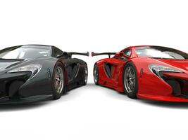 Super goed zwart en rood supercars kant door kant - besnoeiing schot foto