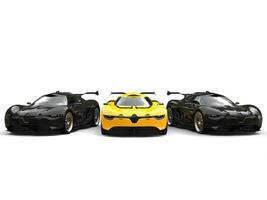 mooi geel super auto staat uit tussen twee zwart sport- auto's foto