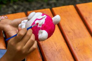 dichtbij omhoog de kinderen hand- schilderij kleur Aan de gips standbeeld foto