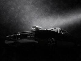 geweldig zwart wijnoogst spier auto in de regen - nacht schot foto