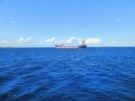 houder schip ver weg van de kust foto