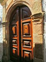 oud zwaar houten deuren foto