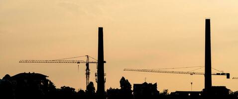 bouw toren kranen en schoorstenen foto